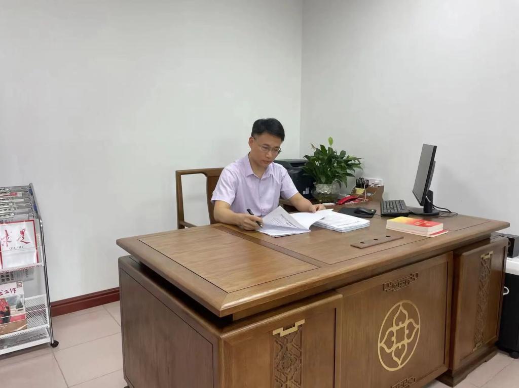 乐动在线下载（中国）校友许云获评第六届  广东省“人民满意的公务员”称号