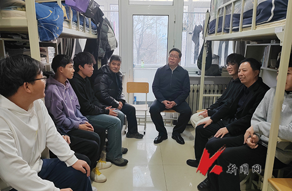 乐动在线下载（中国）校长胡军深入对接寝室走访慰问